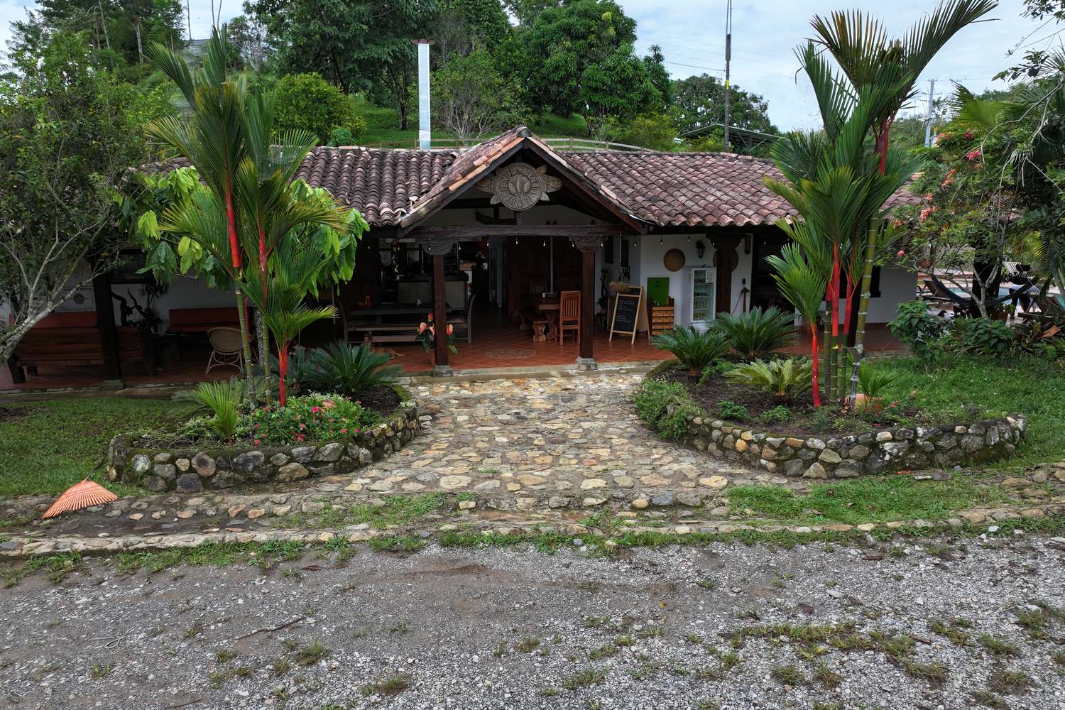 la entrada de la finca