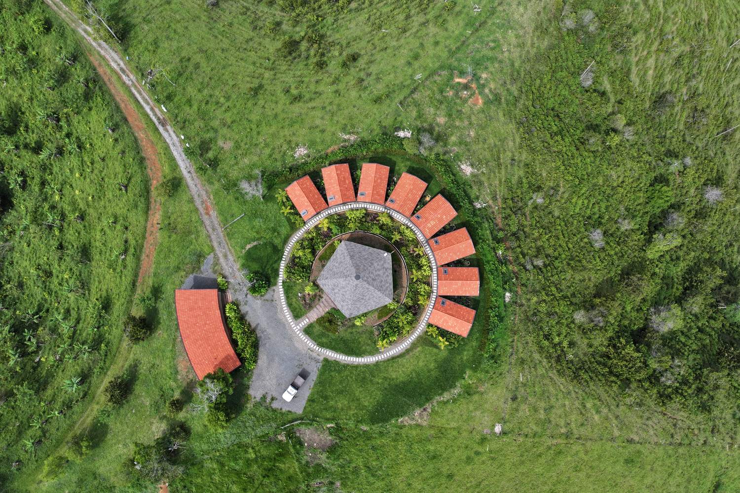 el templo y las cabañas desde el aire