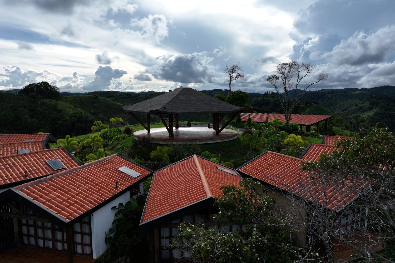 el templo y las cabañas